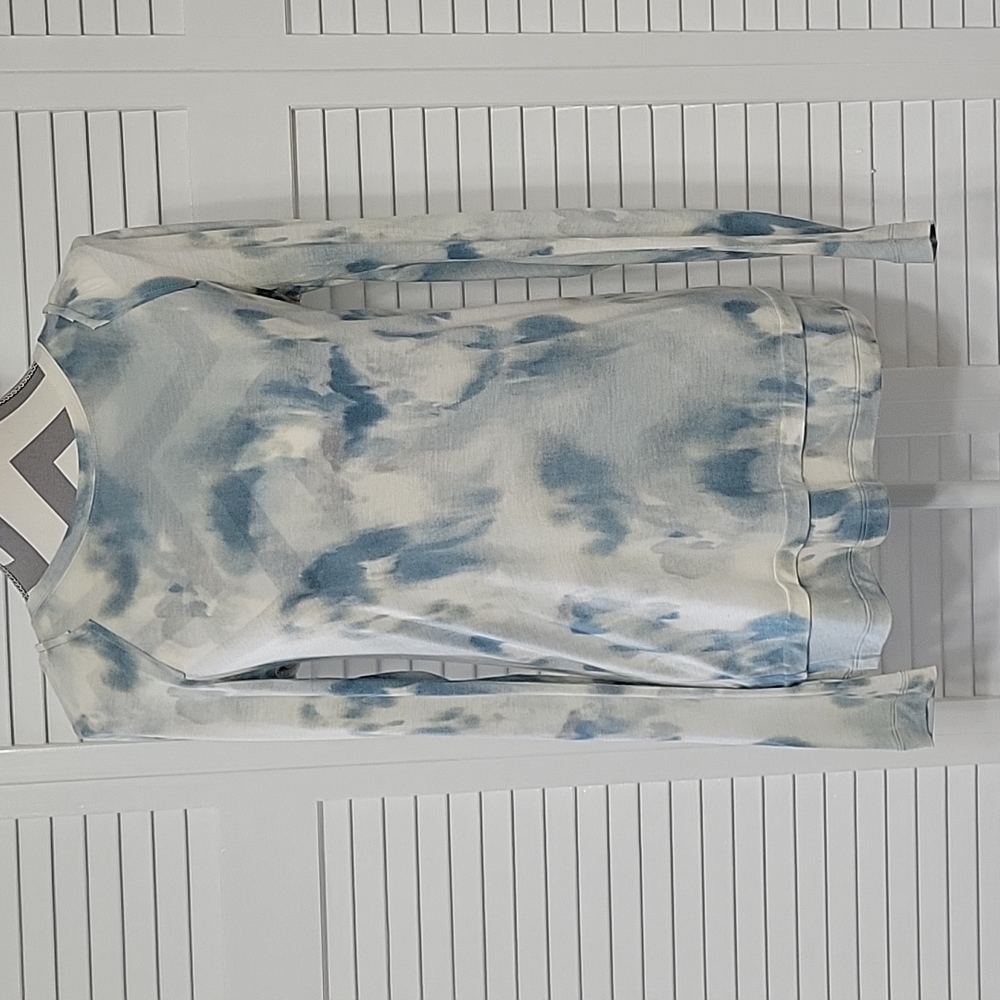 Simply Vera size extra small blue, white and gray long sleeve shirt